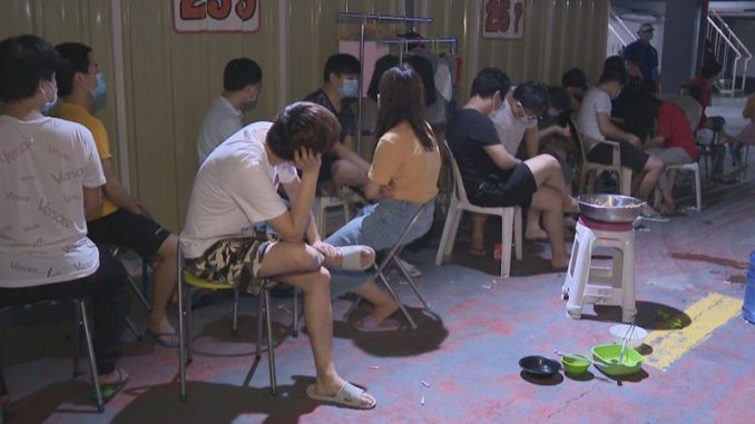非法線上博彩運營的92名中國人在甲米地Cavite的汽車旅館被逮補