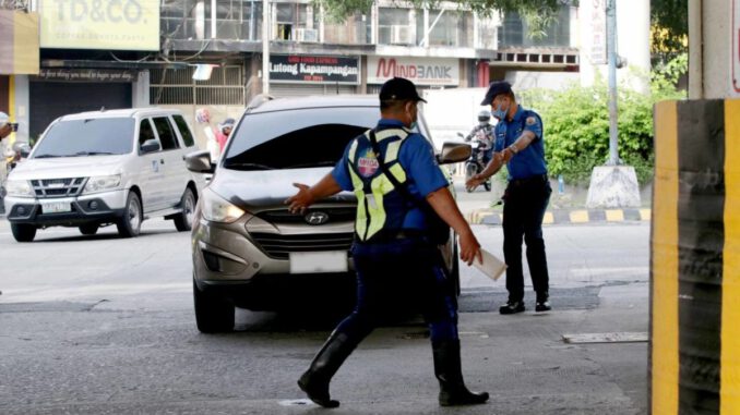 菲律賓黑交警吃定中國人了只要一嚇就會給錢