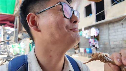 從垃圾堆撿出再炸菲律賓貧民吃二手炸雞網紅驚呆揭口感